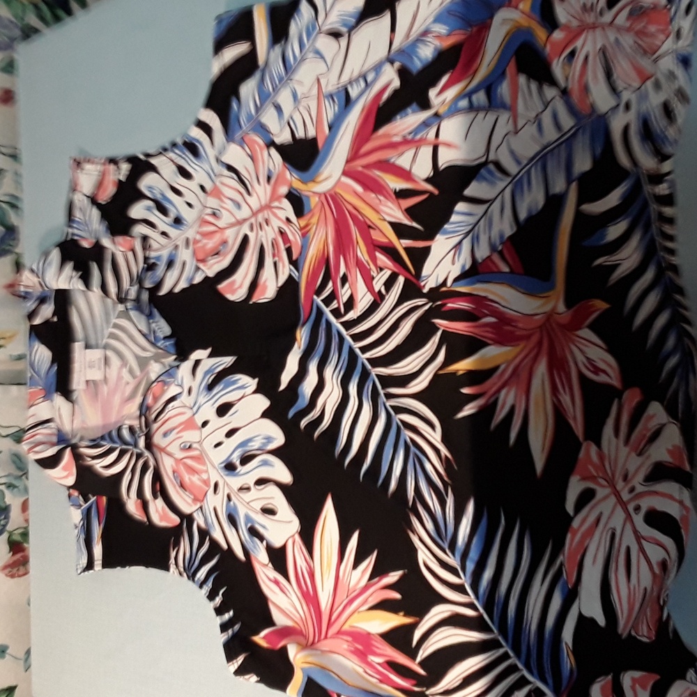 Tropical print sleeveless golf shirt